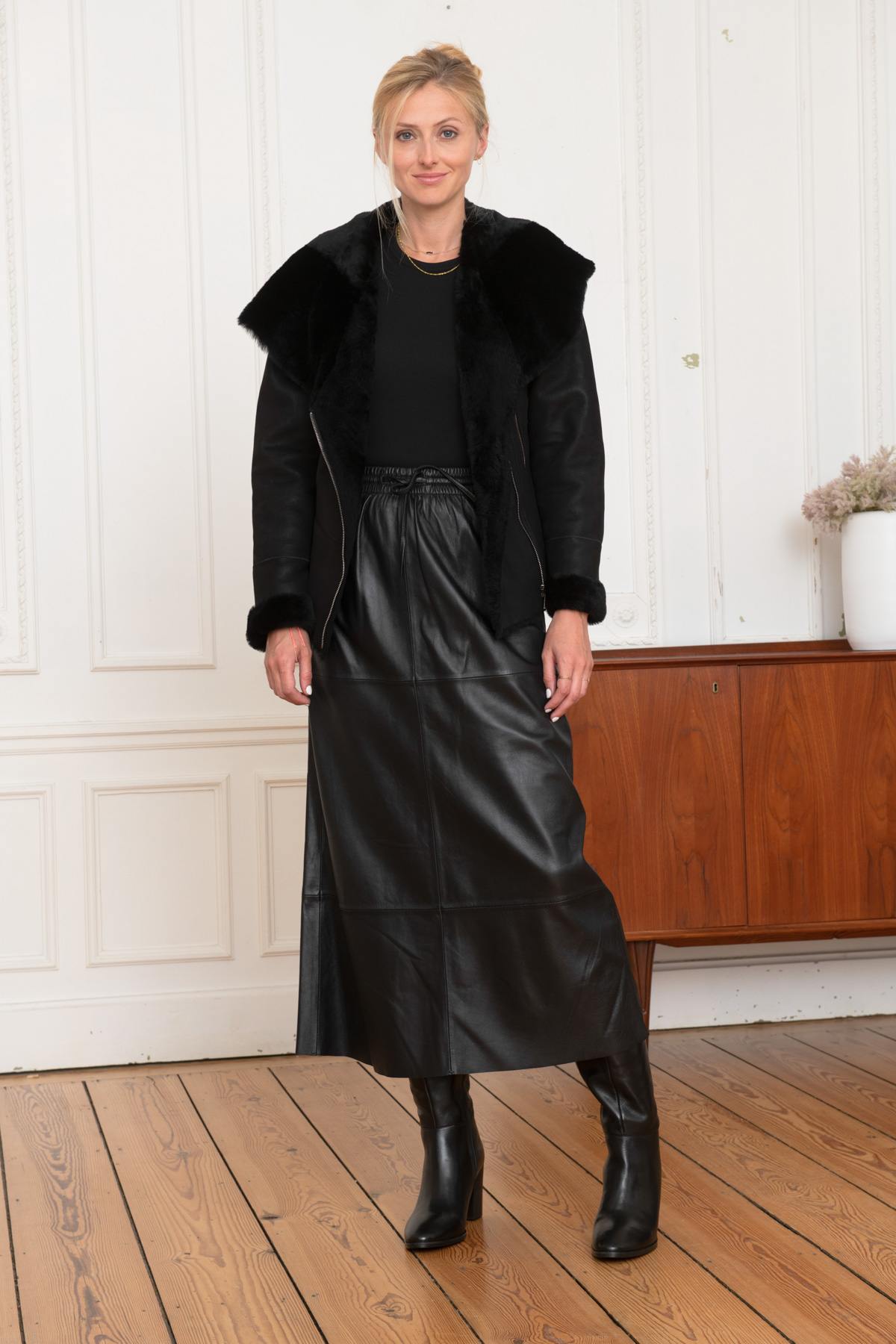 Noir lambskin jacket: semi-oiled, lambswool-lined, chic and warm. - Image n°2