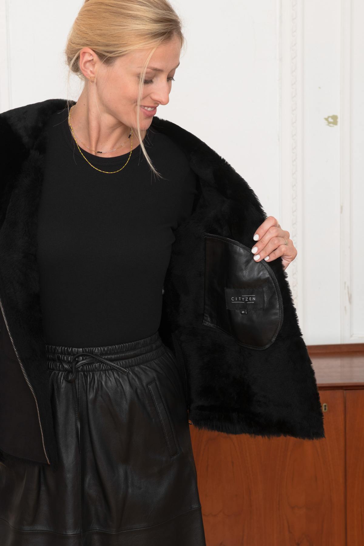 Noir lambskin jacket: semi-oiled, lambswool-lined, chic and warm. - Image n°4