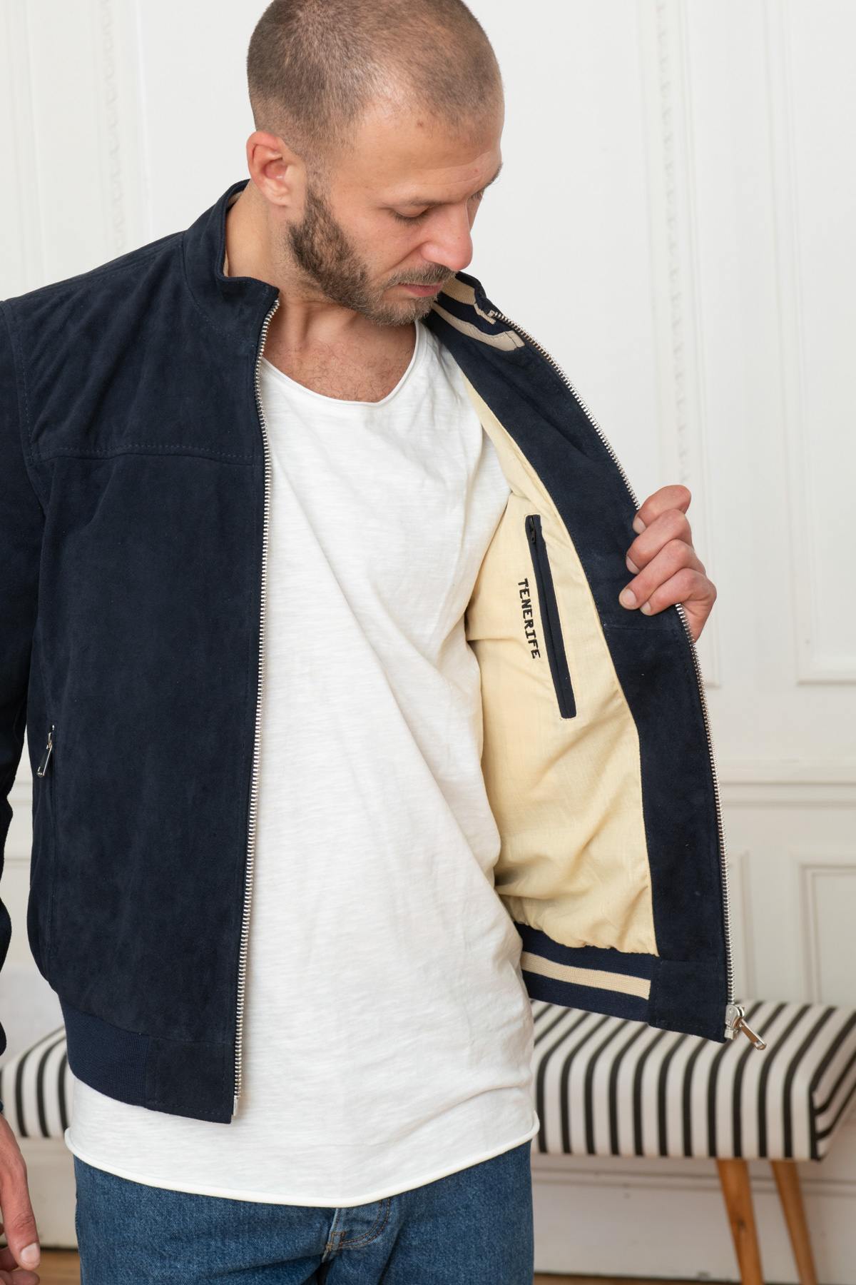 Slim navy suede lambskin jacket with ribbed cuffs and waist for style. - Image n°5