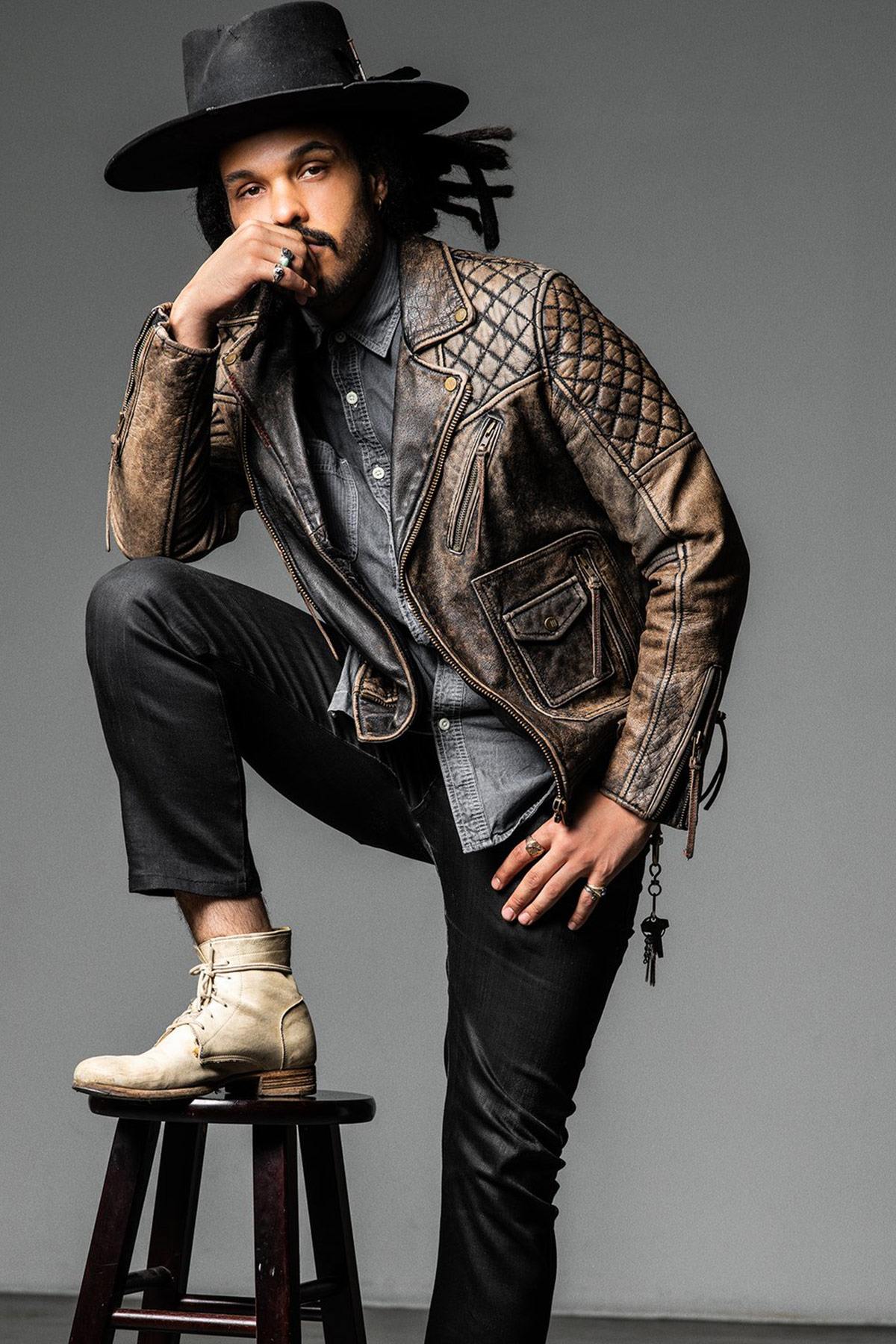 Buffalo leather perfecto with rugged vintage finish. Zips and lacing. - Image n°5