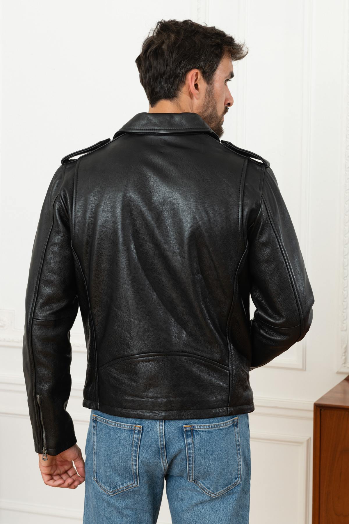 Black matte cowhide perfecto, durable and flexible for timeless style. - Image n°5
