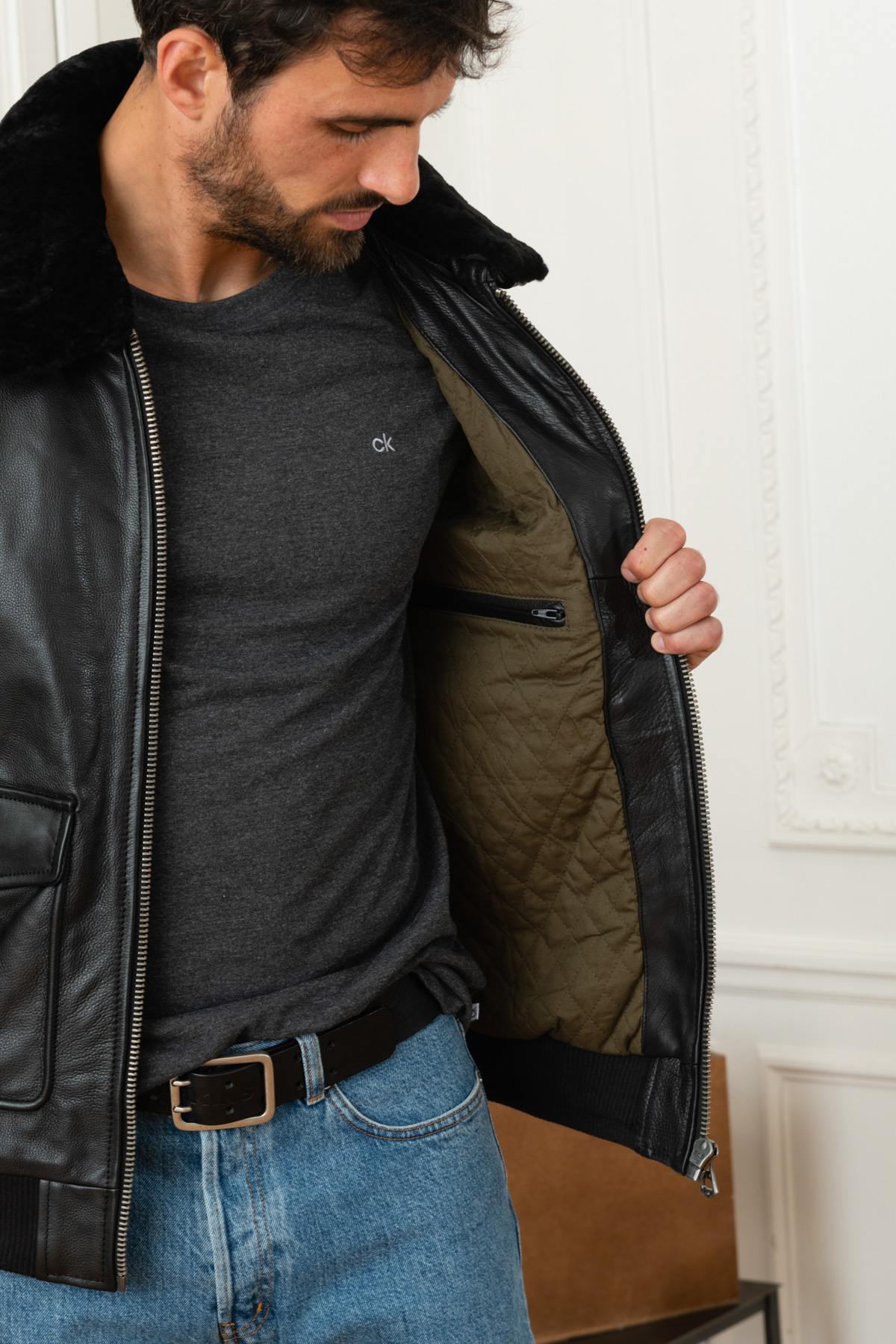 Thick cowhide aviator jacket with detachable fur collar for winter. - Image n°5