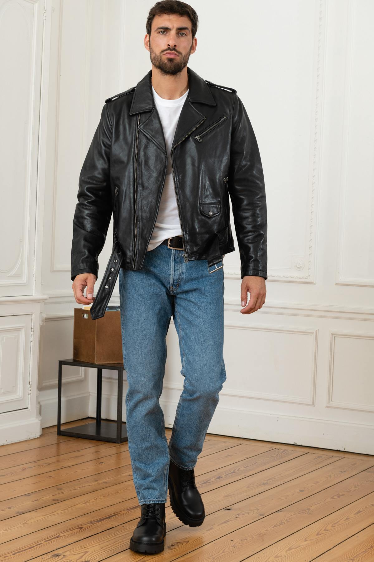 Black matte cowhide perfecto, durable and flexible for timeless style. - Image n°2