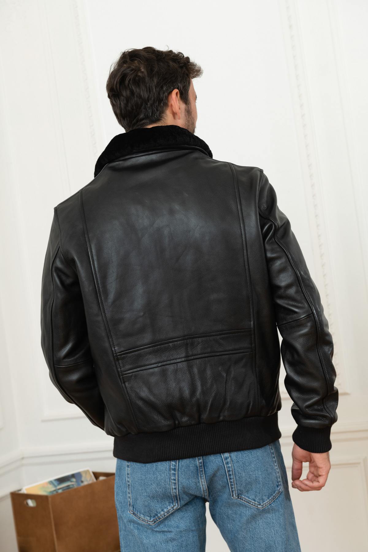 Thick cowhide aviator jacket with detachable fur collar for winter. - Image n°6