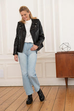 Schott's glossy black calfskin jacket: rock edge, oversized fit. - Image n°2
