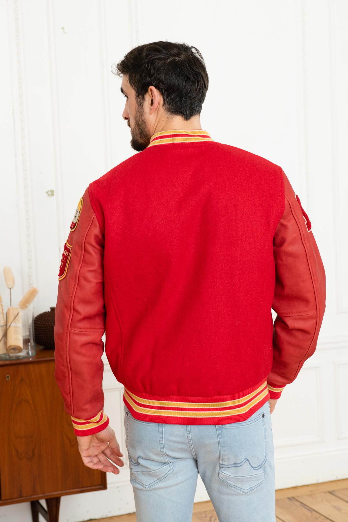 Schott's red teddy: vachetta leather sleeves, wool-blend body. - Image n°5