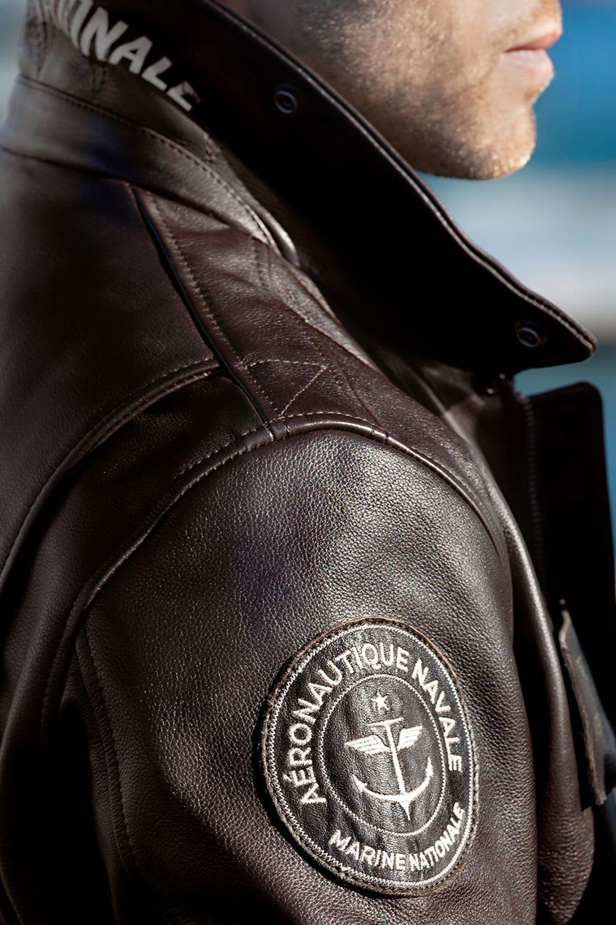 Brown cowhide aviator jacket with detachable shearling collar. - Image n°7