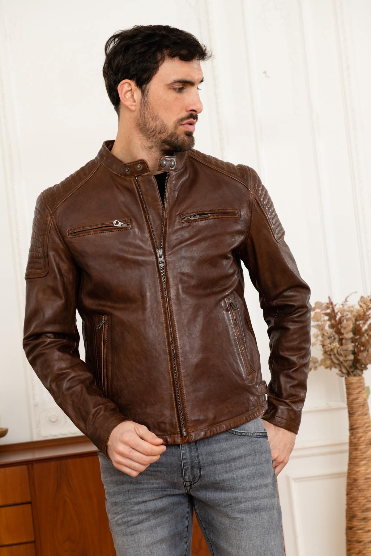 Oiled dark cognac lambskin in a vintage biker cut. Slim, quilted shoulders. - Image n°7