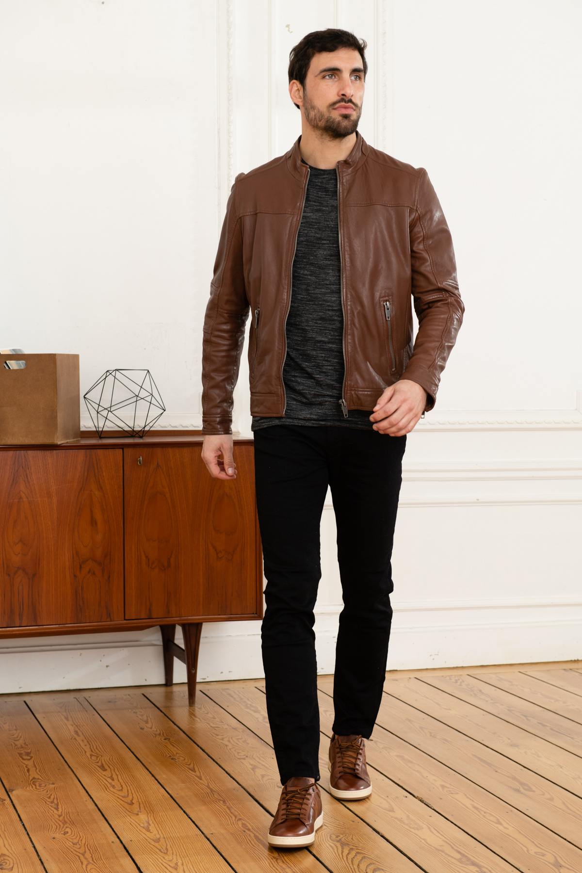 A light tan lambskin jacket with a regular fit and Mao collar. - Image n°4