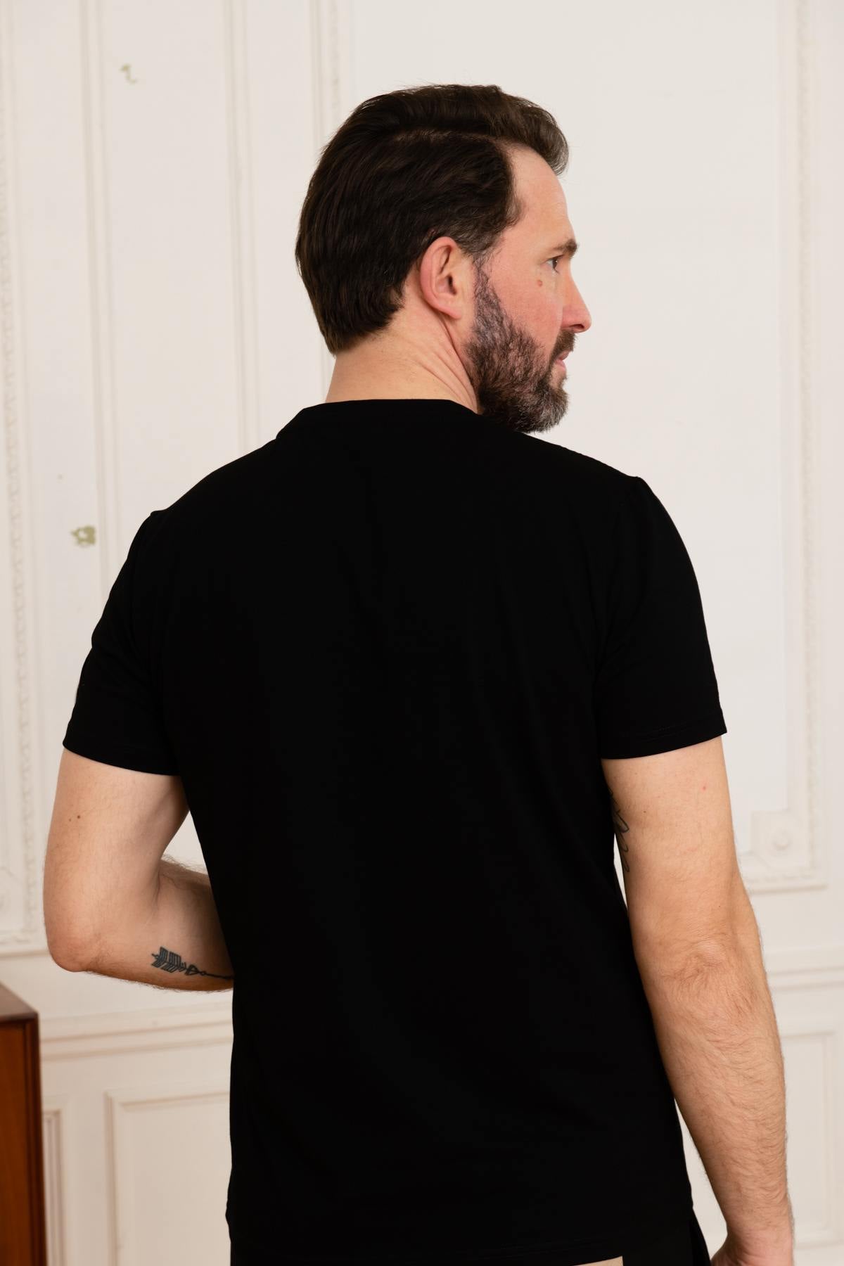 Black t-shirt with beige pocket - Image n°3