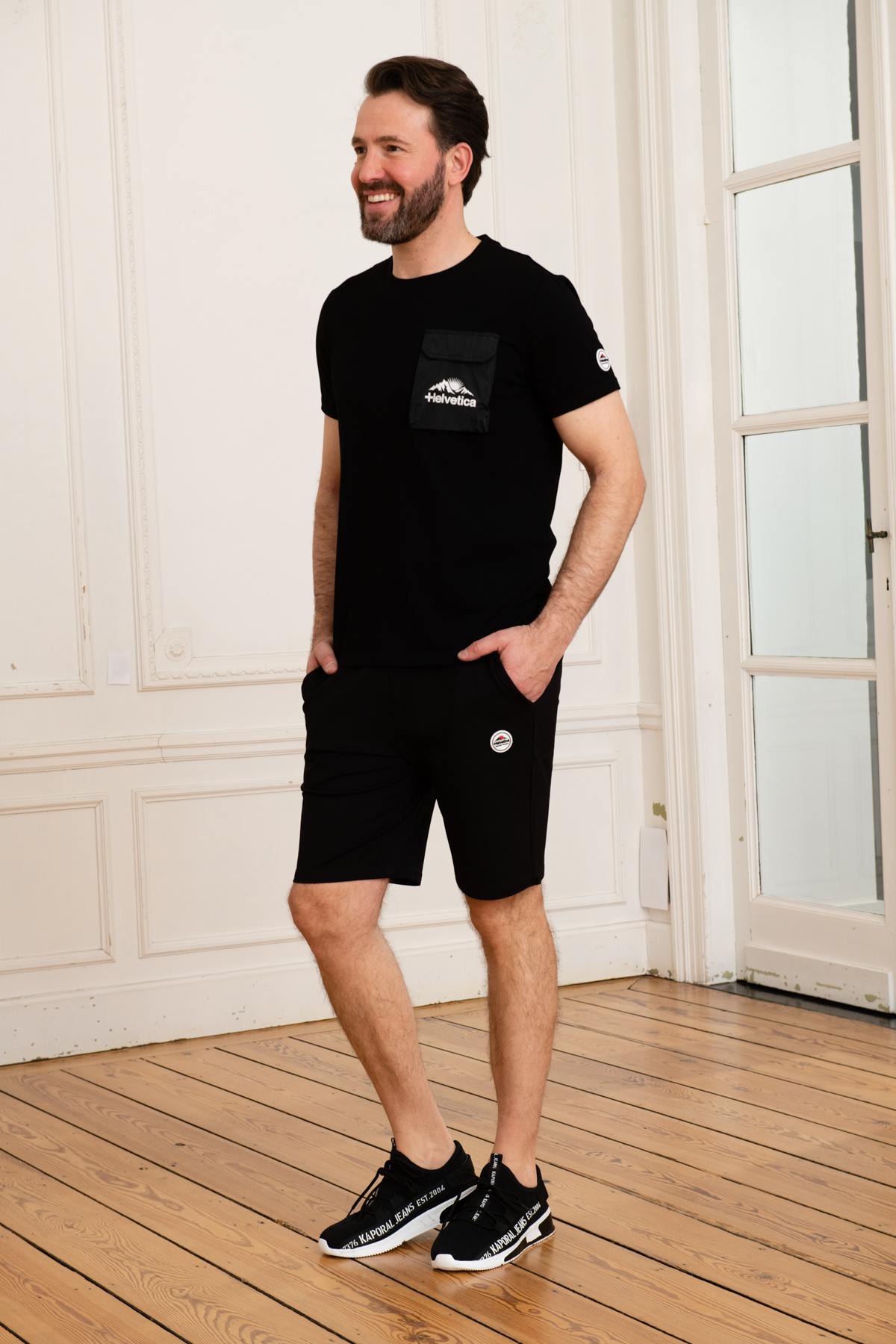 Black t-shirt with chest pocket - Image n°2