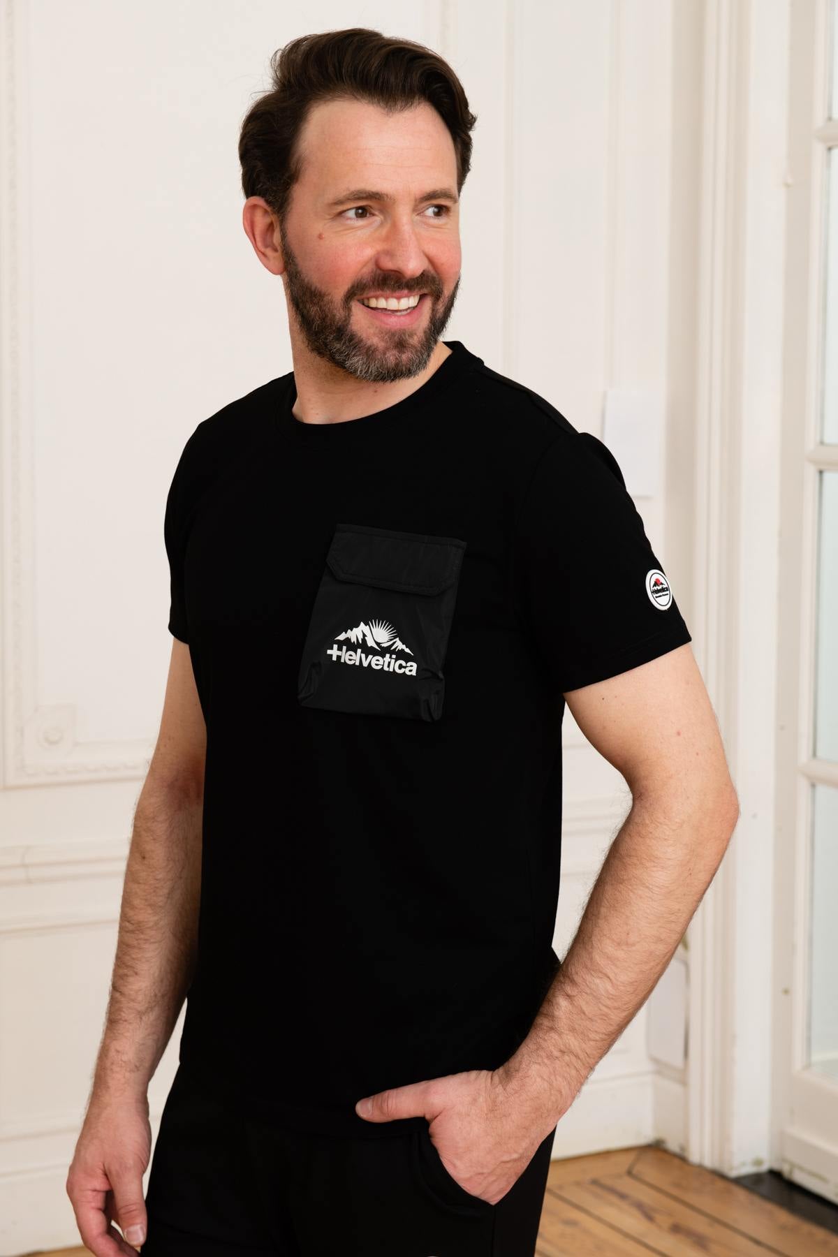 Black t-shirt with chest pocket - Image n°1