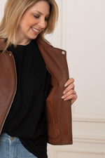 Slim-fit cognac sheepskin biker jacket, soft and lightweight. - Image n°6