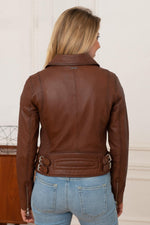 Slim-fit cognac sheepskin biker jacket, soft and lightweight. - Image n°7