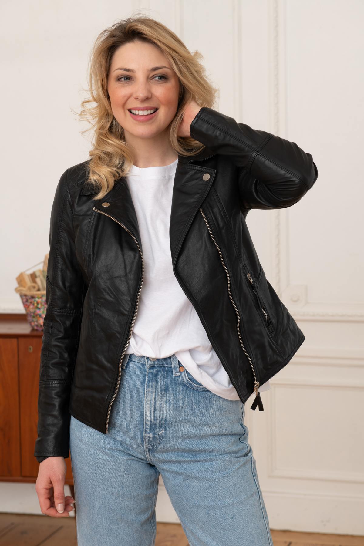 Aged black sheepskin jacket with a biker collar and rock edge. - Image n°5
