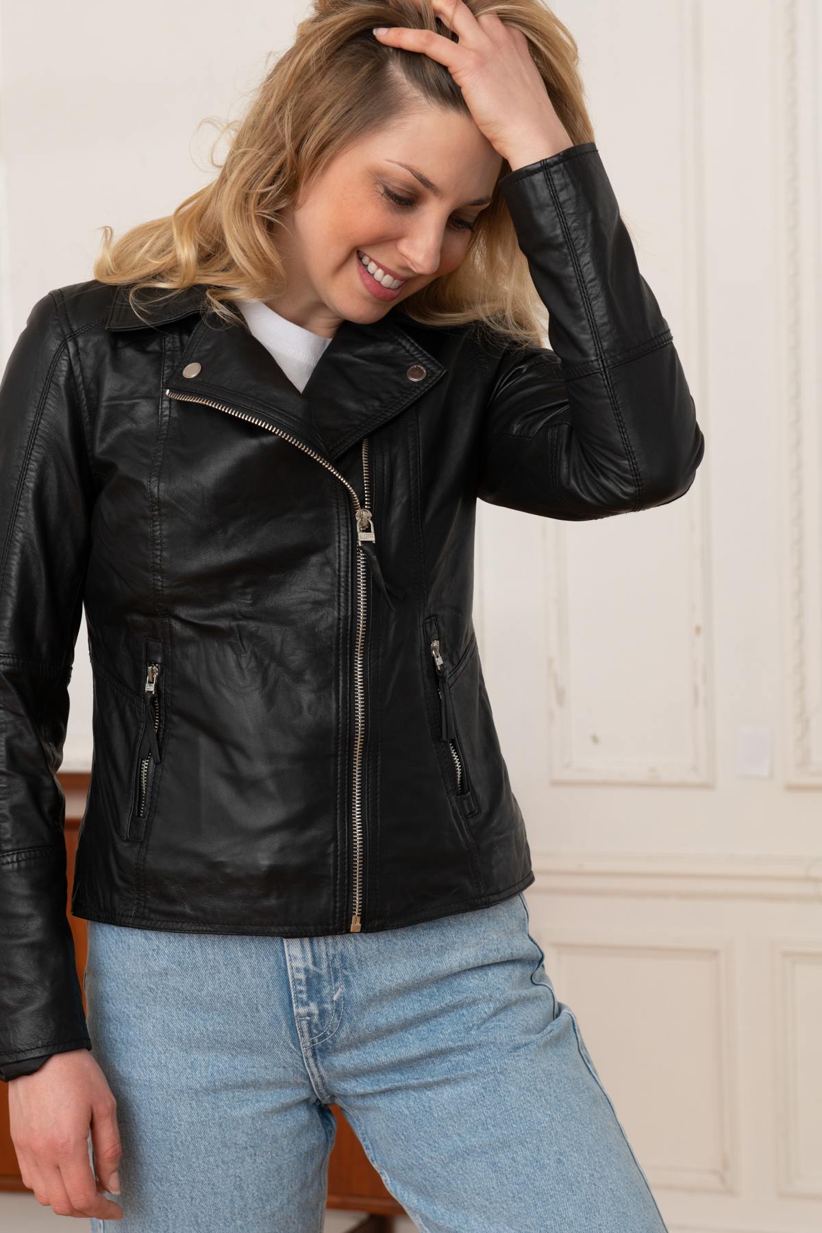 Aged black sheepskin jacket with a biker collar and rock edge. - Image n°4