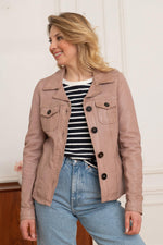 Aged-pink lambskin jacket with a shirt-style cut and buttons. - Image n°1