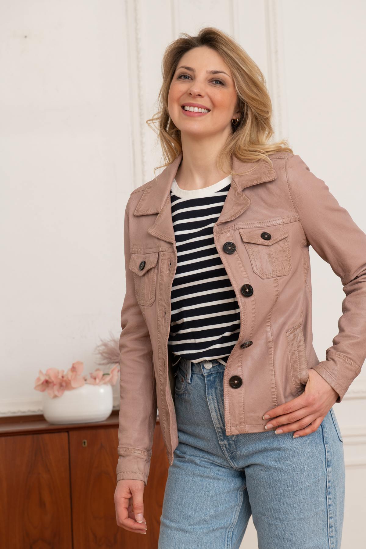 Aged-pink lambskin jacket with a shirt-style cut and buttons. - Image n°7