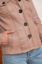 Aged-pink lambskin jacket with a shirt-style cut and buttons. - Image n°10