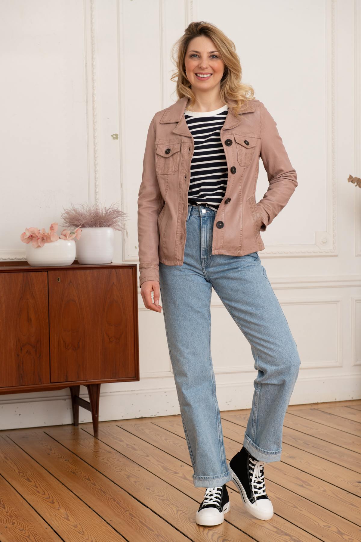 Aged-pink lambskin jacket with a shirt-style cut and buttons. - Image n°4