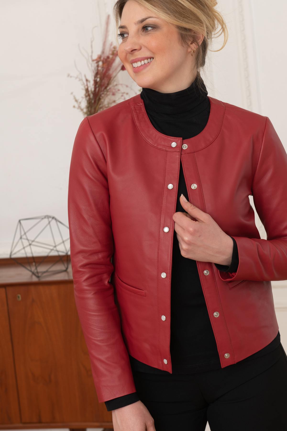 Suppleness defines this red lambskin jacket, cut slim for fit. - Image n°3