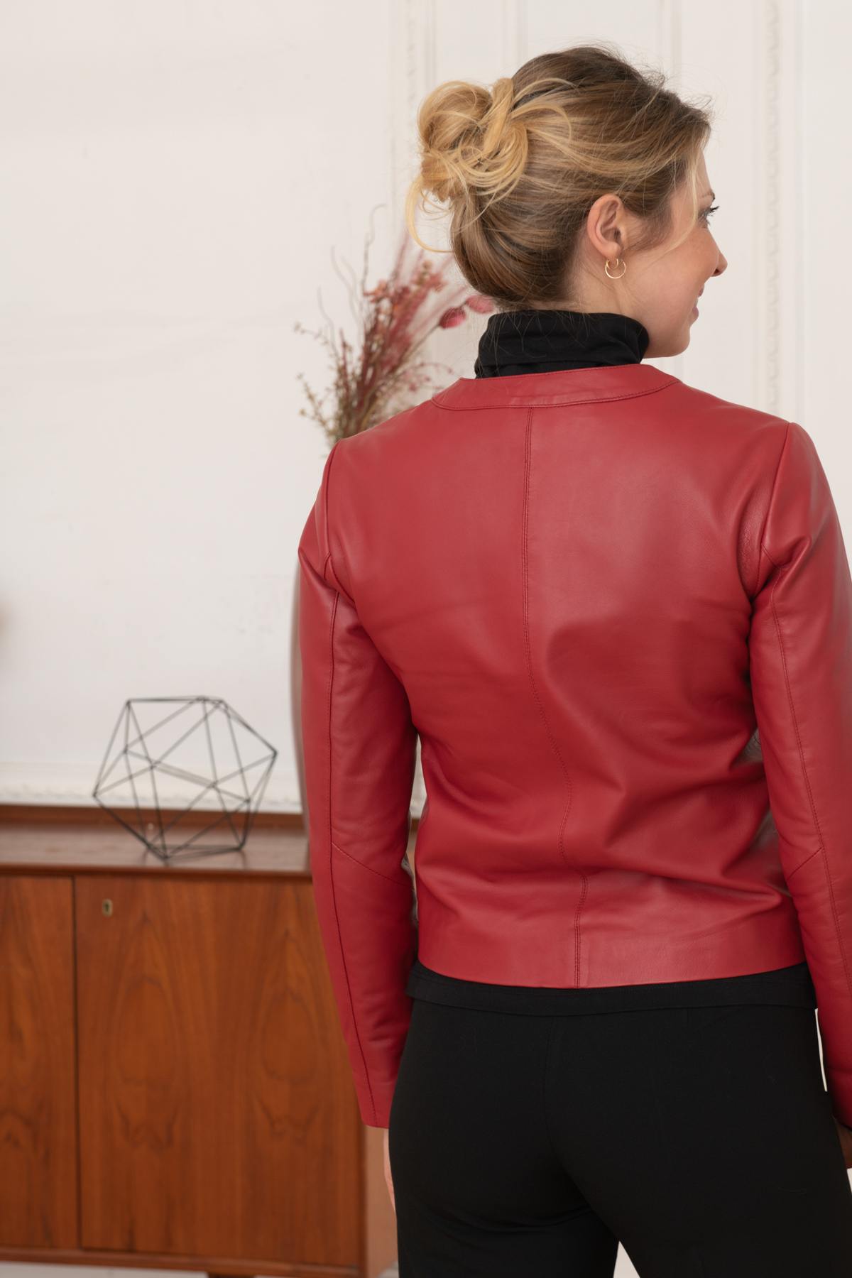 Suppleness defines this red lambskin jacket, cut slim for fit. - Image n°6