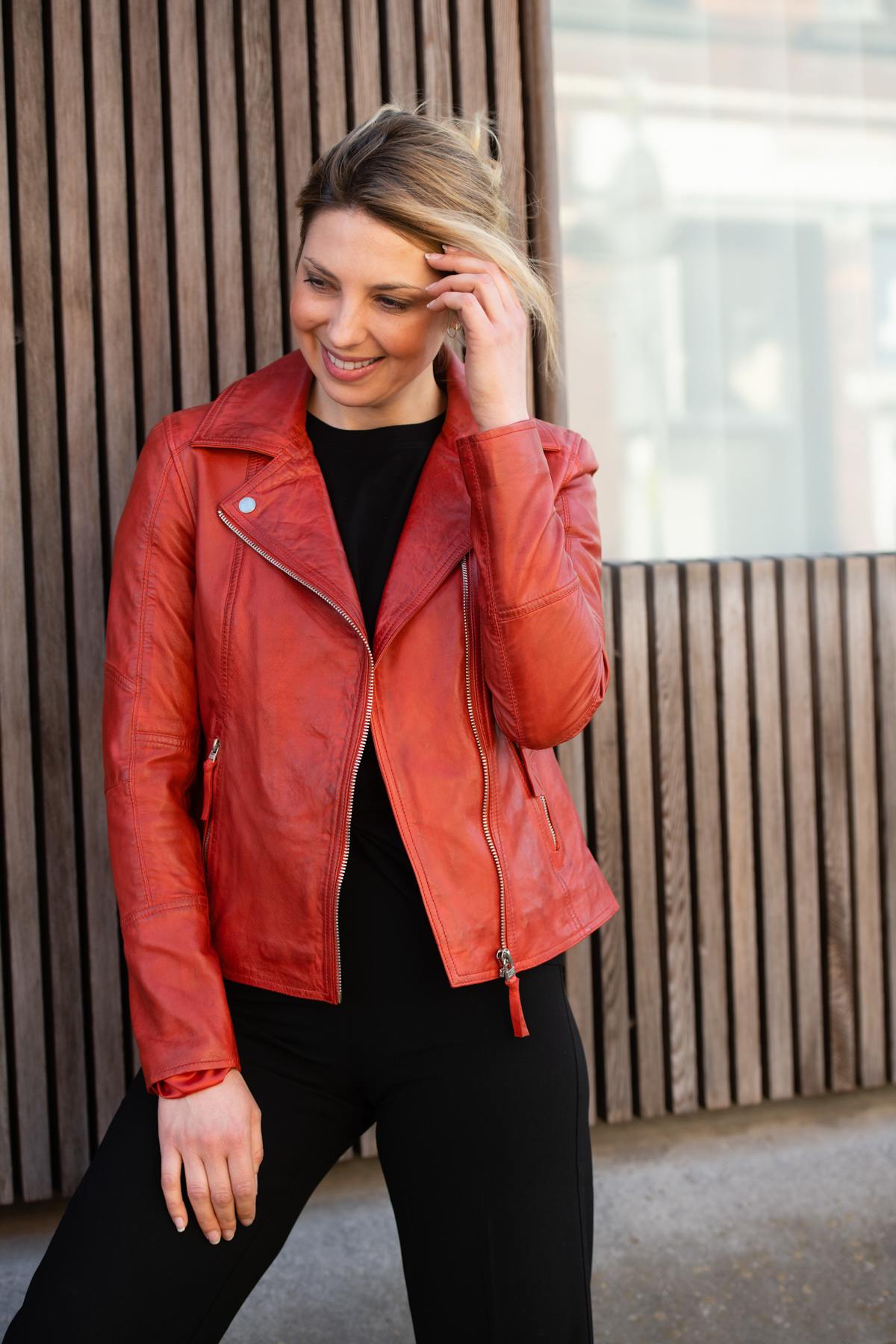 Marbled red sheepskin perfecto, slim-fit with silver snaps for edge. - Image n°7