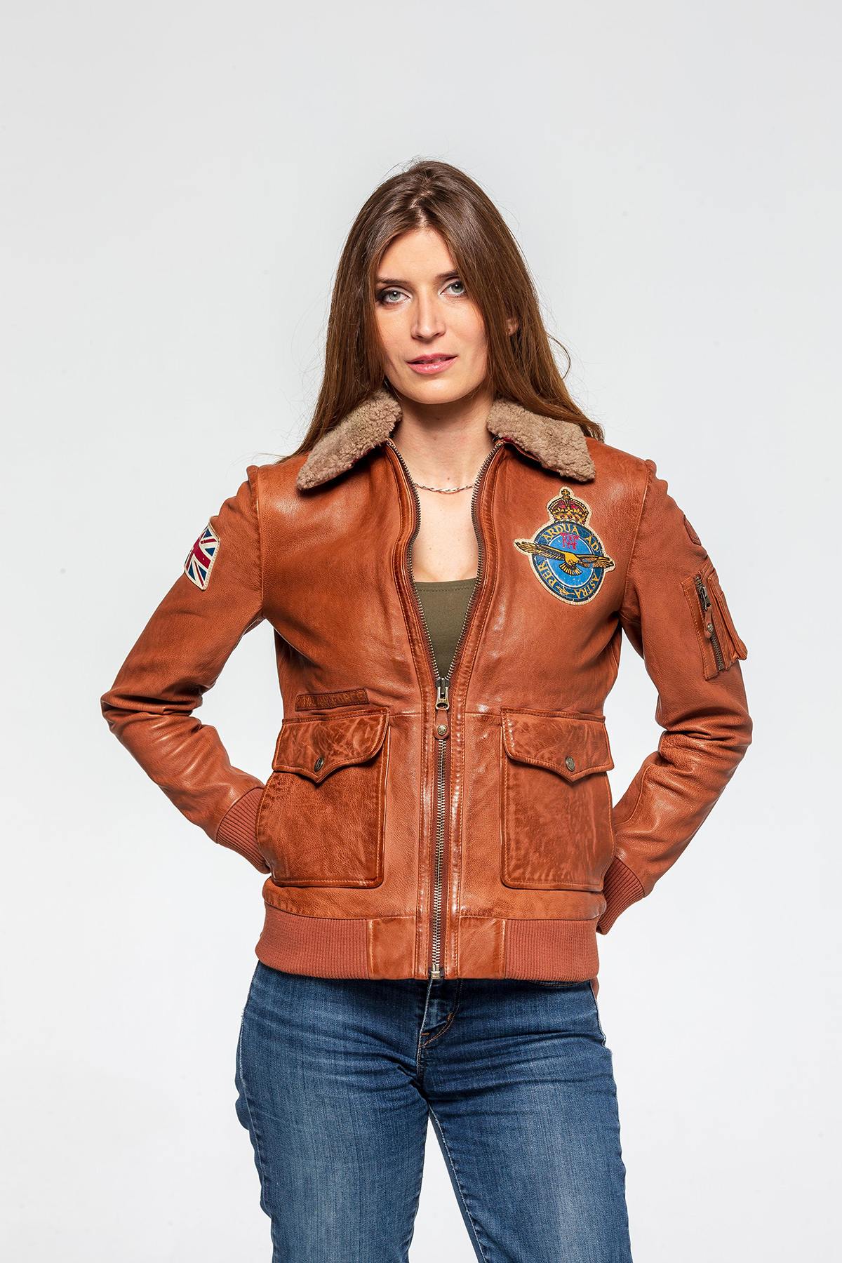 Soft havana sheepskin, RAF-inspired.Warm, froissée finish, timeless. - Image n°1