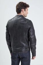 Washed lambskin jacket in black, slim and adjustable for a sharp look. - Image n°4