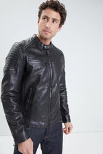 Washed lambskin jacket in black, slim and adjustable for a sharp look. - Image n°3
