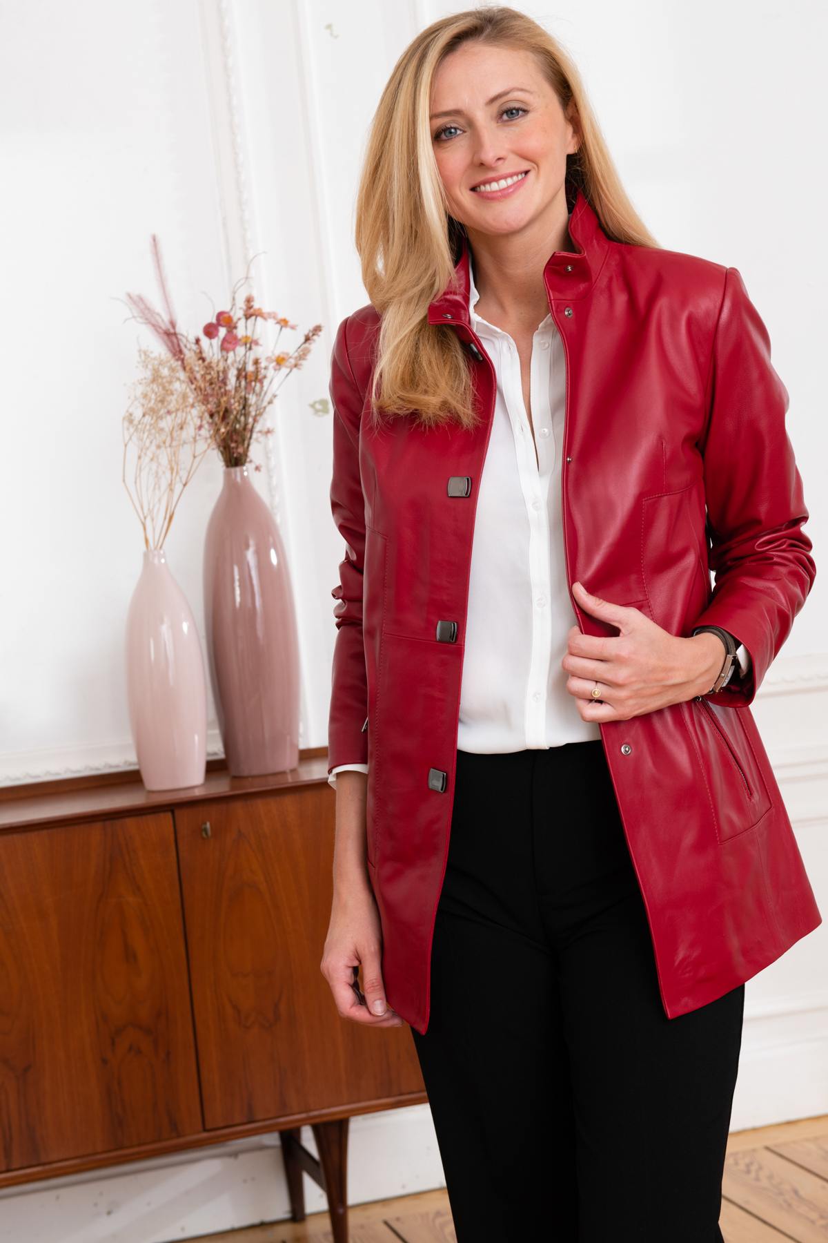Deep pomegranate sheepskin, three-quarter cut-bold, refined, timeless. - Image n°1