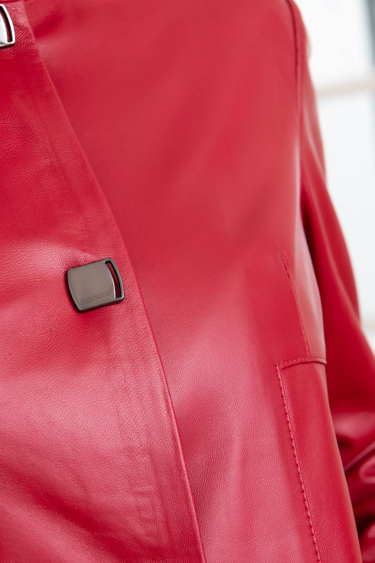 Deep pomegranate sheepskin, three-quarter cut-bold, refined, timeless. - Image n°8