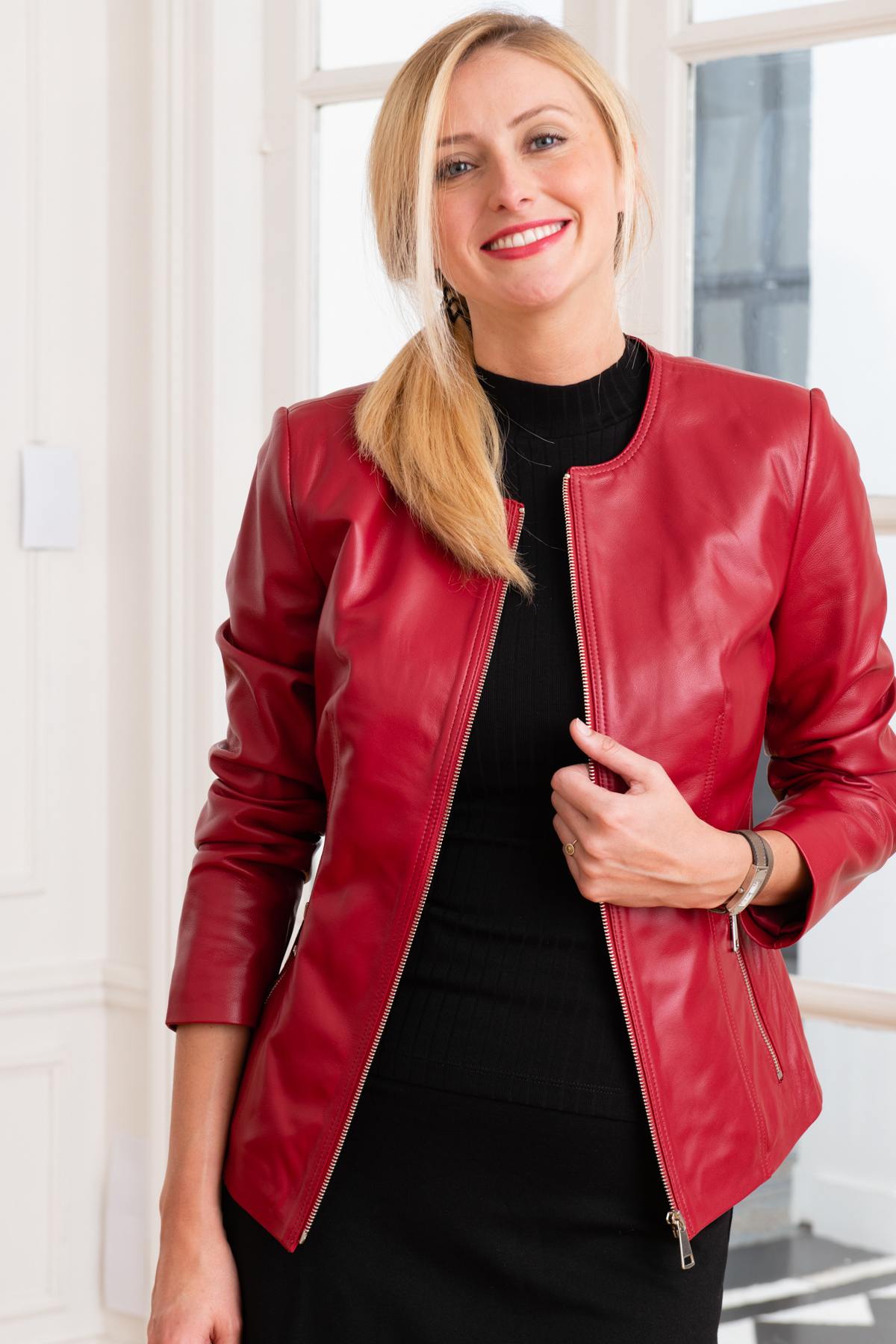 Chic lambskin jacket with a stand-up collar and metallic details. - Image n°4