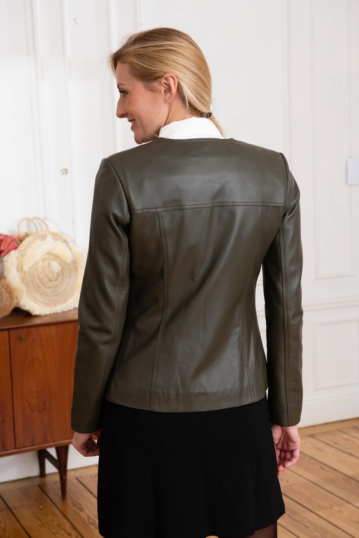 Lightweight olive lambskin jacket with rounded collar and zip closure. - Image n°5