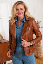 Supple sheepskin leather in cognac, aged for a biker edge. Adjustable straps and a regular fit. - Image n°8