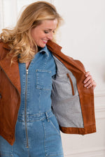 Supple sheepskin leather in cognac, aged for a biker edge. Adjustable straps and a regular fit. - Image n°6