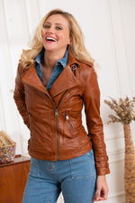 Supple sheepskin leather in cognac, aged for a biker edge. Adjustable straps and a regular fit. - Image n°9