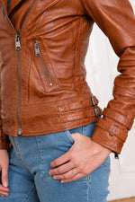 Supple sheepskin leather in cognac, aged for a biker edge. Adjustable straps and a regular fit. - Image n°10