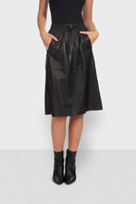 Mid-length straight skirt in black leather - Image n°1