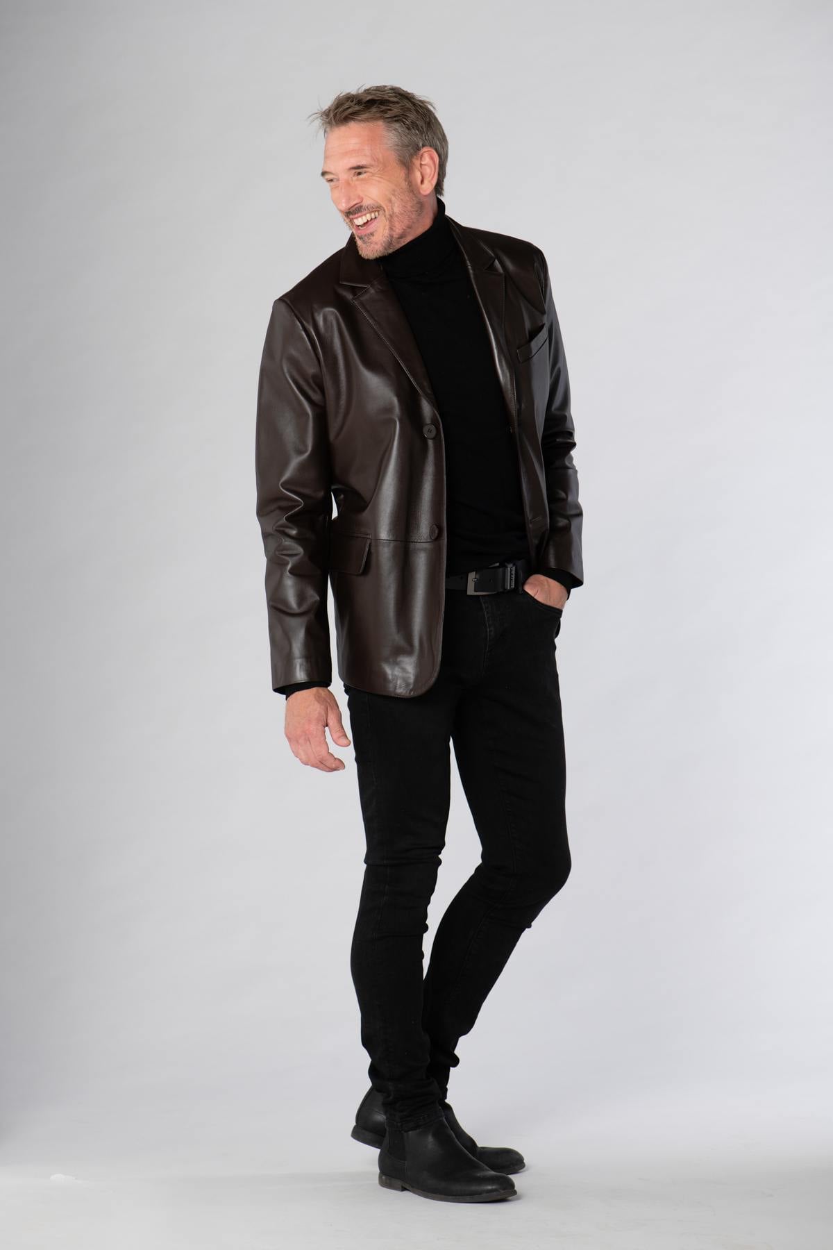 Cityzen's maroon lambskin blazer: glossy, tailored, timeless. - Image n°2