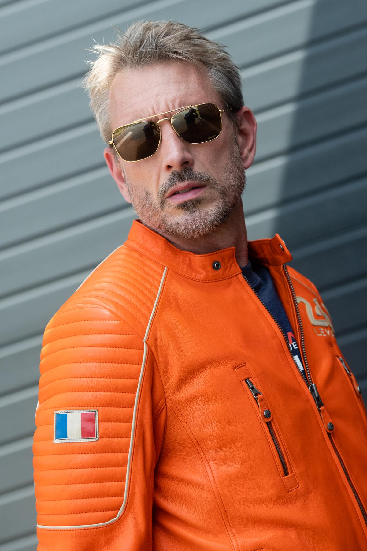 Orange sheepskin leather jacket with quilted shoulders: pure racing style. - Image n°6