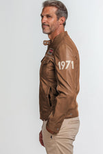 Steve McQueen's racing spirit in a slim taupe sheep leather jacket. - Image n°2