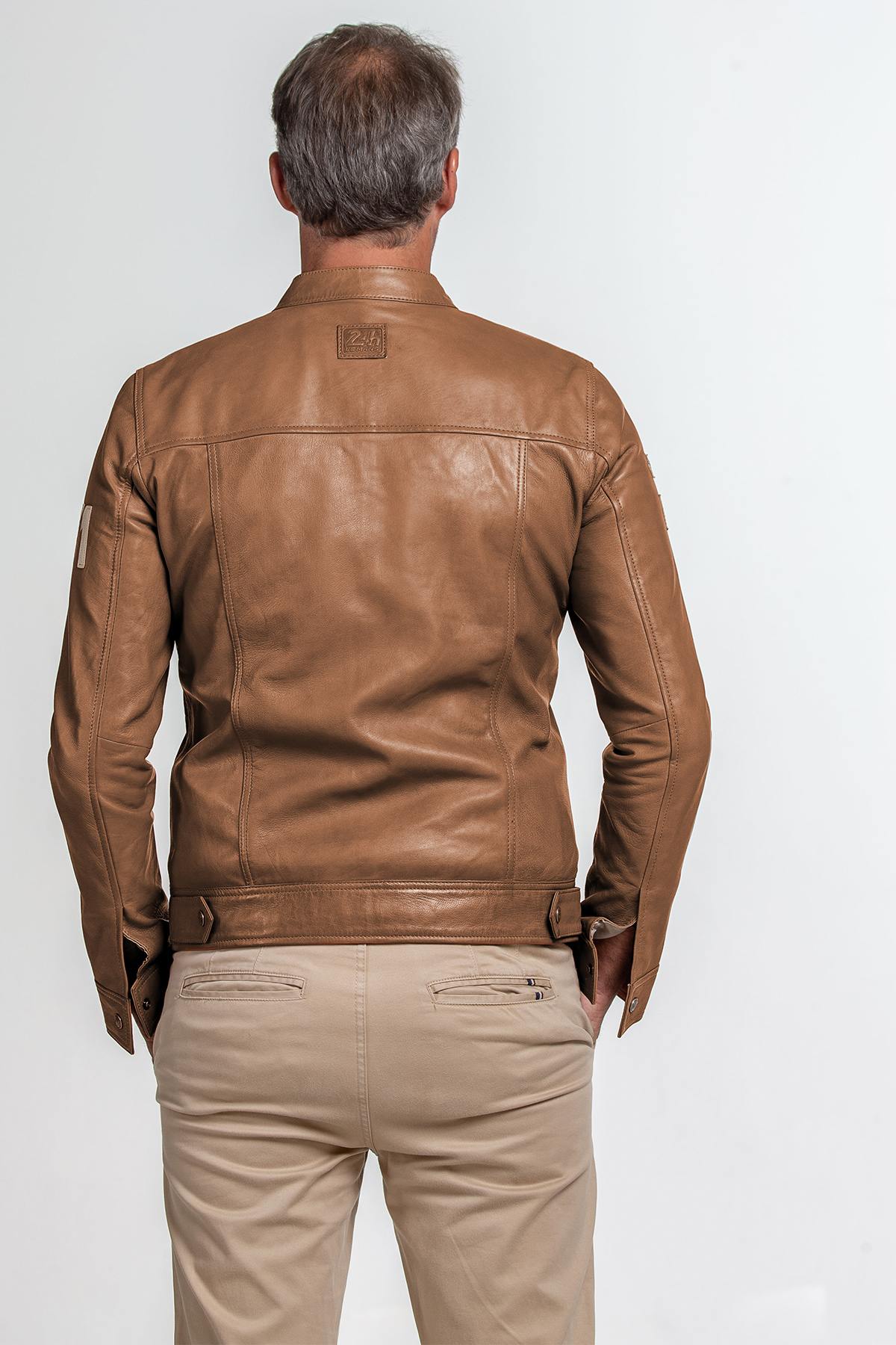 Steve McQueen's racing spirit in a slim taupe sheep leather jacket. - Image n°3