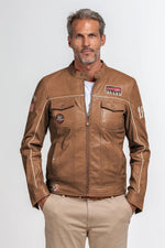 Steve McQueen's racing spirit in a slim taupe sheep leather jacket. - Image n°1