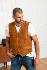 A velvety goatskin suede waistcoat in rich cognac, sleek and timeless. - Image n°5