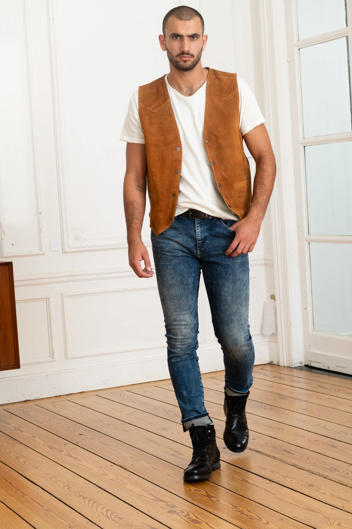A velvety goatskin suede waistcoat in rich cognac, sleek and timeless. - Image n°2