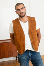 A velvety goatskin suede waistcoat in rich cognac, sleek and timeless. - Image n°4