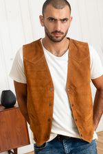 A velvety goatskin suede waistcoat in rich cognac, sleek and timeless. - Image n°1