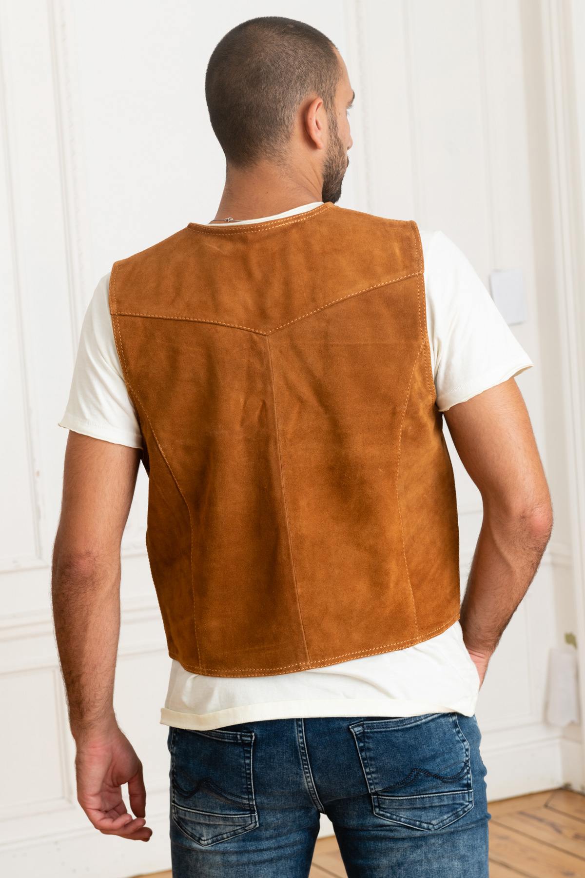 A velvety goatskin suede waistcoat in rich cognac, sleek and timeless. - Image n°3