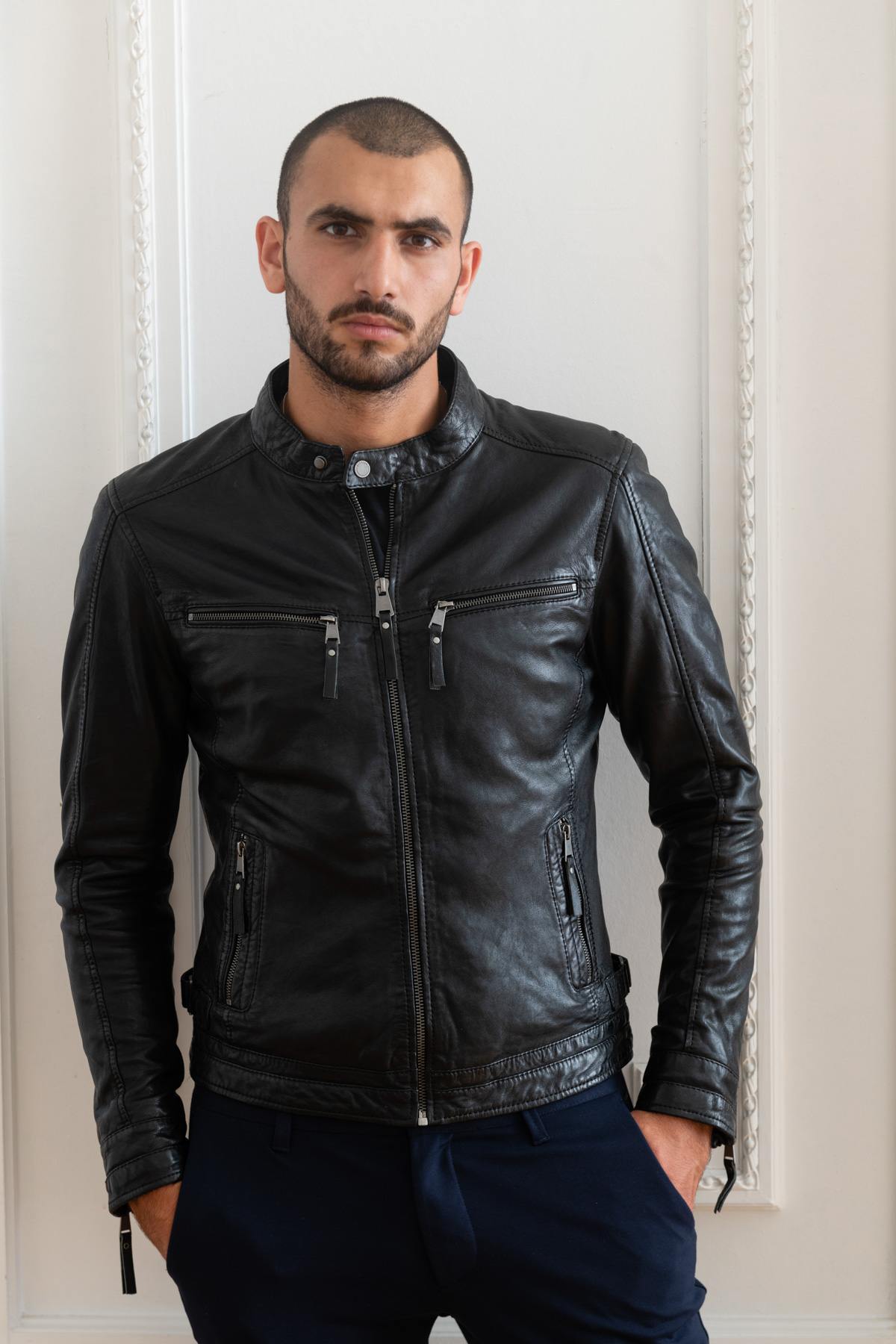 A black sheepskin jacket with a slim, modern cut for effortless style. - Image n°10